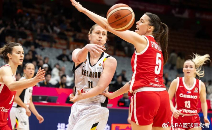 捷克惊险晋级世界杯：中国队大胜巴西成关键转