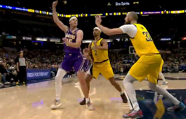 湖人球员默契升级 里夫斯精妙传球助海斯空接暴