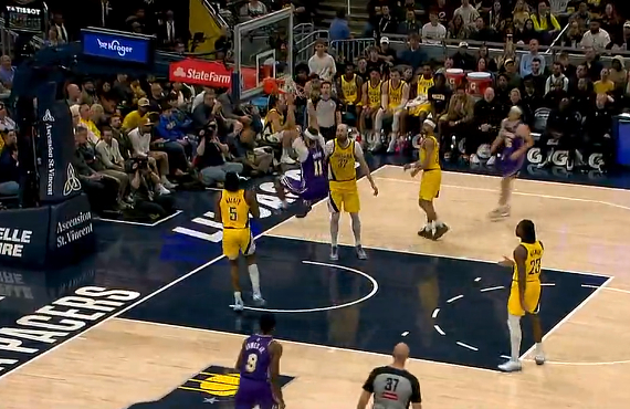 湖人球员默契升级 里夫斯精妙传球助海斯空接暴