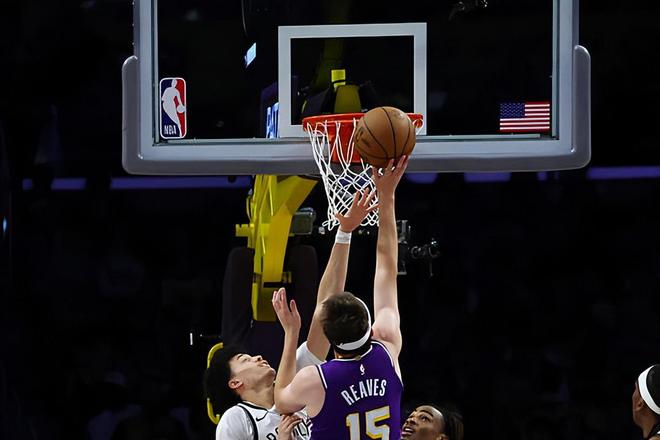 湖人末节爆发逆转篮网 里夫斯单节砍15分助球队