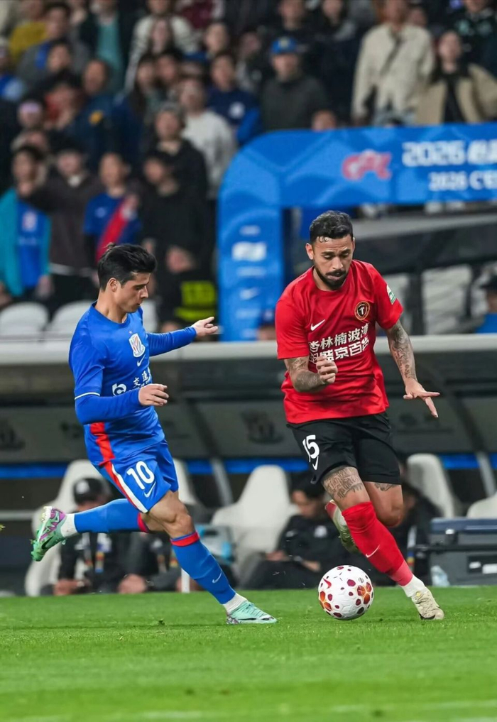 申花双响定乾坤 金顺凯头球破僵局 辽宁铁人客场