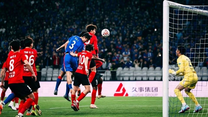 申花双响定乾坤 金顺凯头球破僵局 辽宁铁人客场