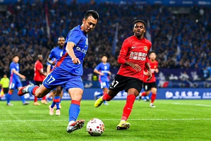 申花双响定乾坤 金顺凯头球破僵局 辽宁铁人客场